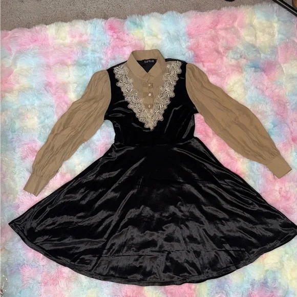 NWT KAIMILAN Chic Velvet Dress with Beige Accents - Picture 4 of 15